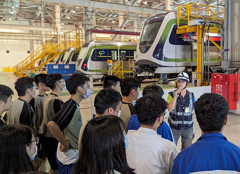 民眾參訪維修廠可了解電聯車檢修、保養過程。圖/台中市政府