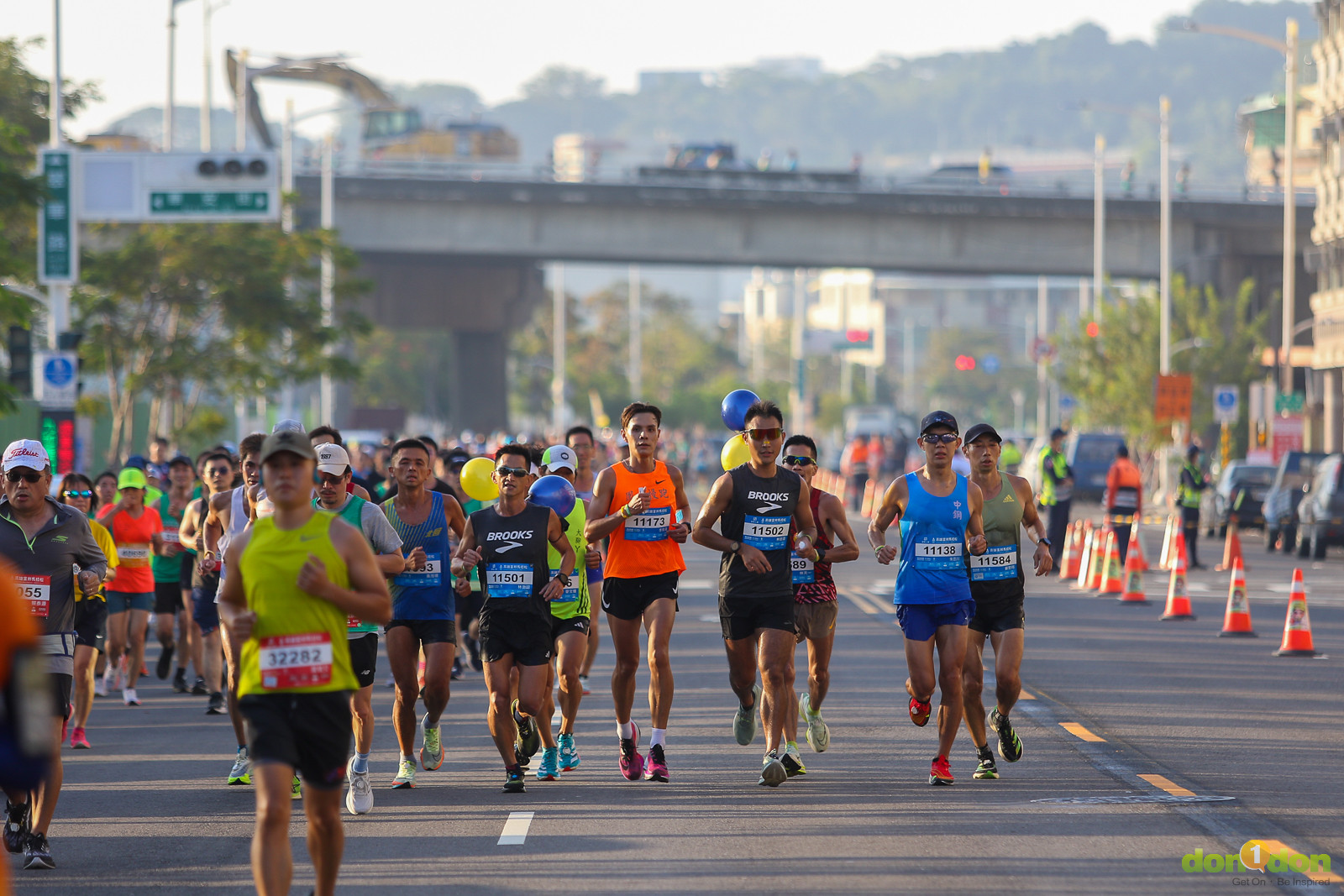選手跑過跨越愛河兩岸的九如陸橋，這座具有 47 年歷史、陪伴高雄人半世紀的指標性橋梁，將在比賽當天下午後動工拆除
