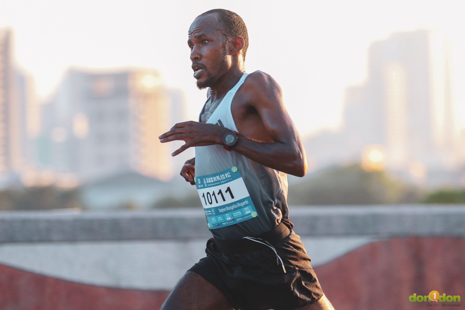 全馬男子組冠軍 Stephen Mungathia Mugambi，成績 2 小時 14 分 58 秒