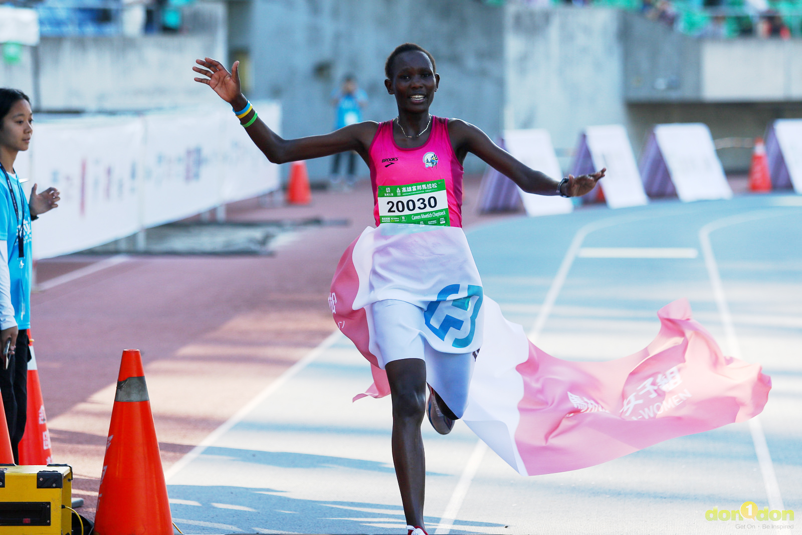 全馬女子組冠軍 Careen Mwetich Cheptoeck，成績 2 小時 40 分 28 秒