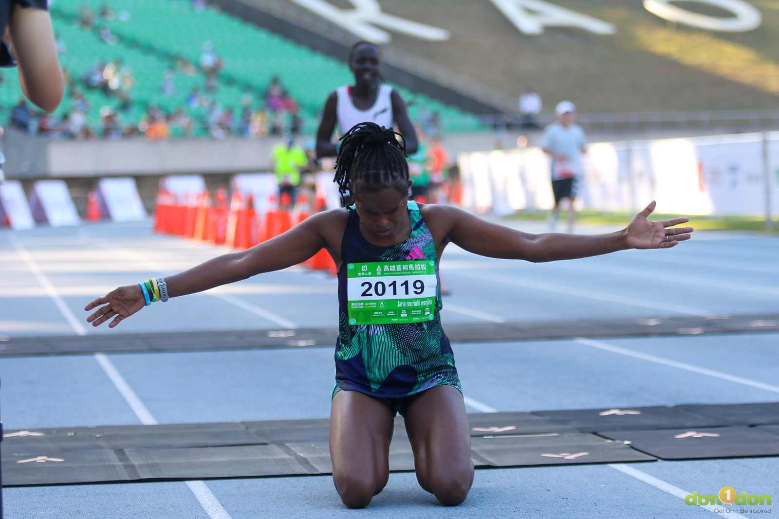 Jane muriuki wanjiru 以 2 小時 45 分 11 秒的成績逆轉拿下全馬女子組亞軍，通過終點時跪坐在終點線為自己慶賀