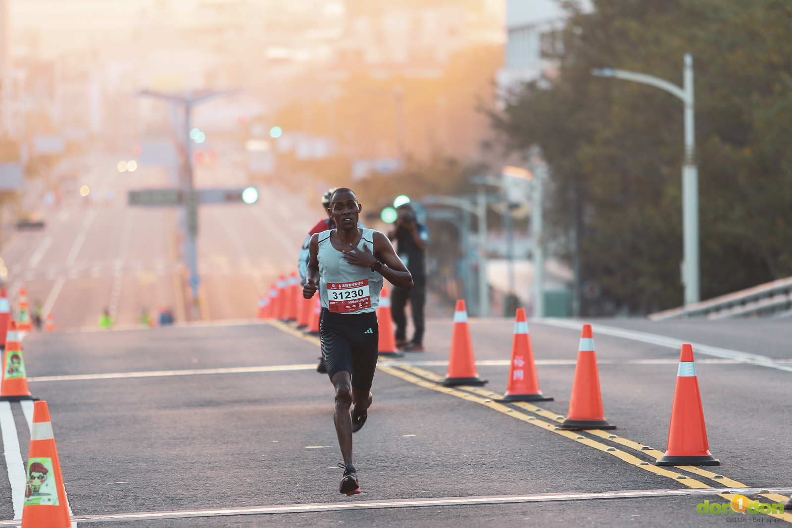 肯亞選手 Mathew Samperu（031230）以成績 1 小時 4 分 23 秒拿下半馬總冠軍！