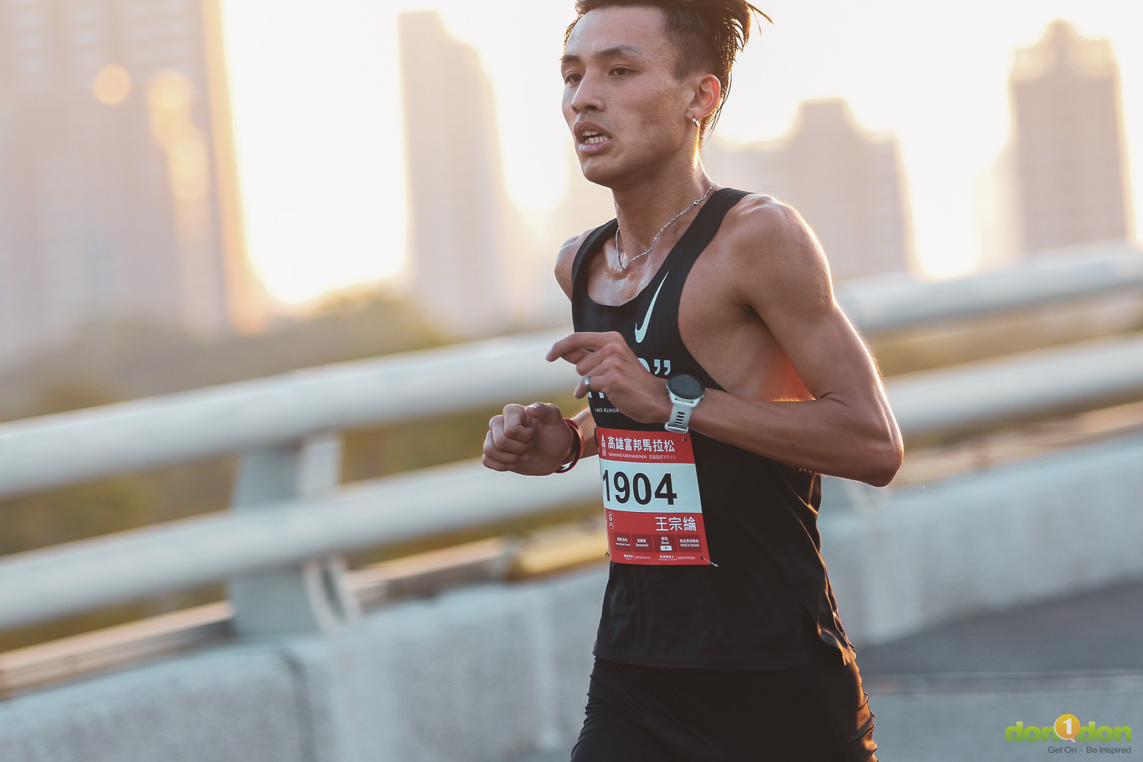 王宗綸（031904）以 3 秒的差距，成績 1 小時 14 分 15 秒拿下男子半馬總排第 3 名。