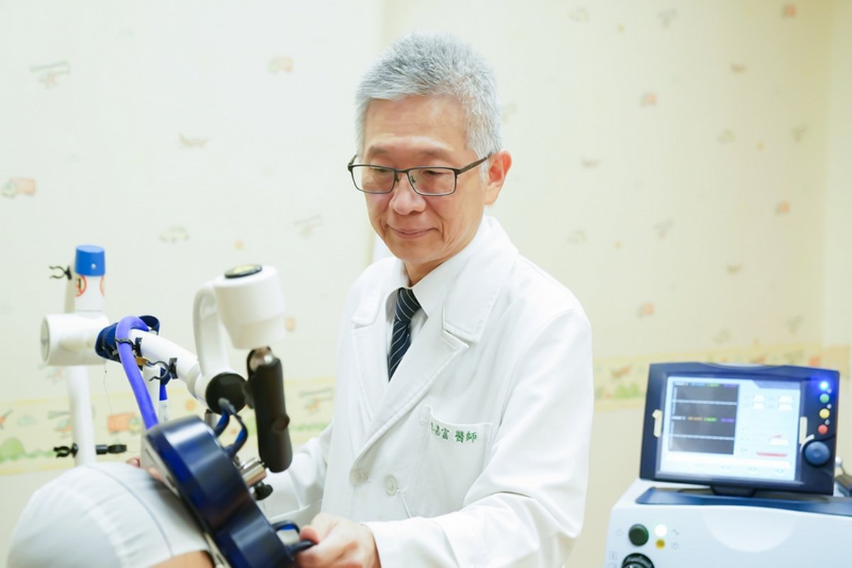 「重複穿顱磁刺激術(rTMS)」主要是利用電磁感應原理,透過磁場在腦部誘發微電流刺激,使與情緒相關的大腦區域血流量增加及調控情緒迴路活性。