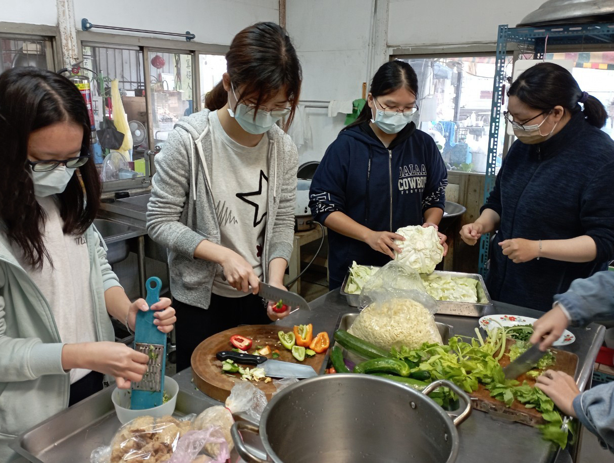 中正大學學生分工合作,在慈濟志工陪伴下,完成多道美味的蔬食料理。