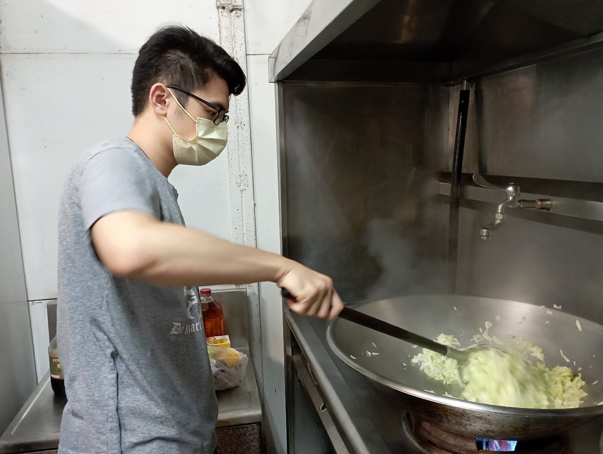 中正大學學生分工合作,在慈濟志工陪伴下,完成多道美味的蔬食料理。