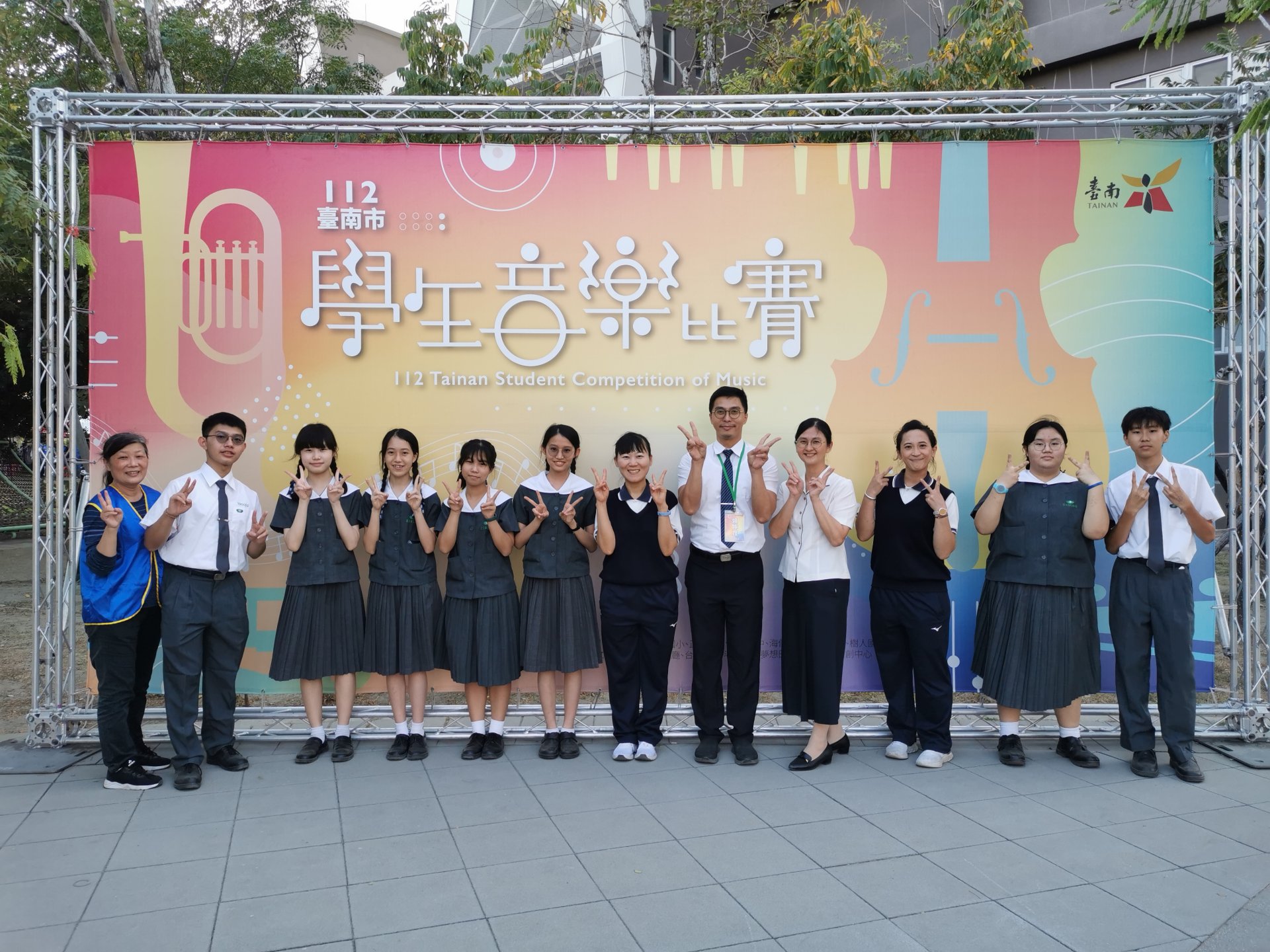 高中部打擊樂校隊開心合影。