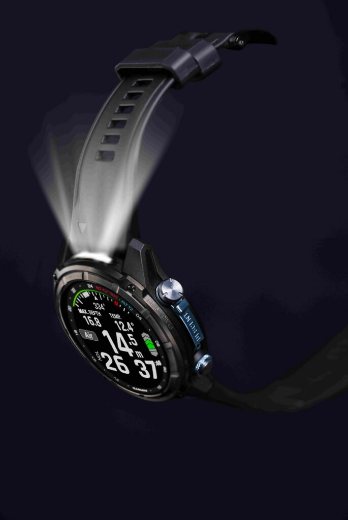 Garmin Descent Mk3i 內建獨家LED手電筒,潛水時可照亮周遭環境,還可利用信號燈與閃光燈,作
