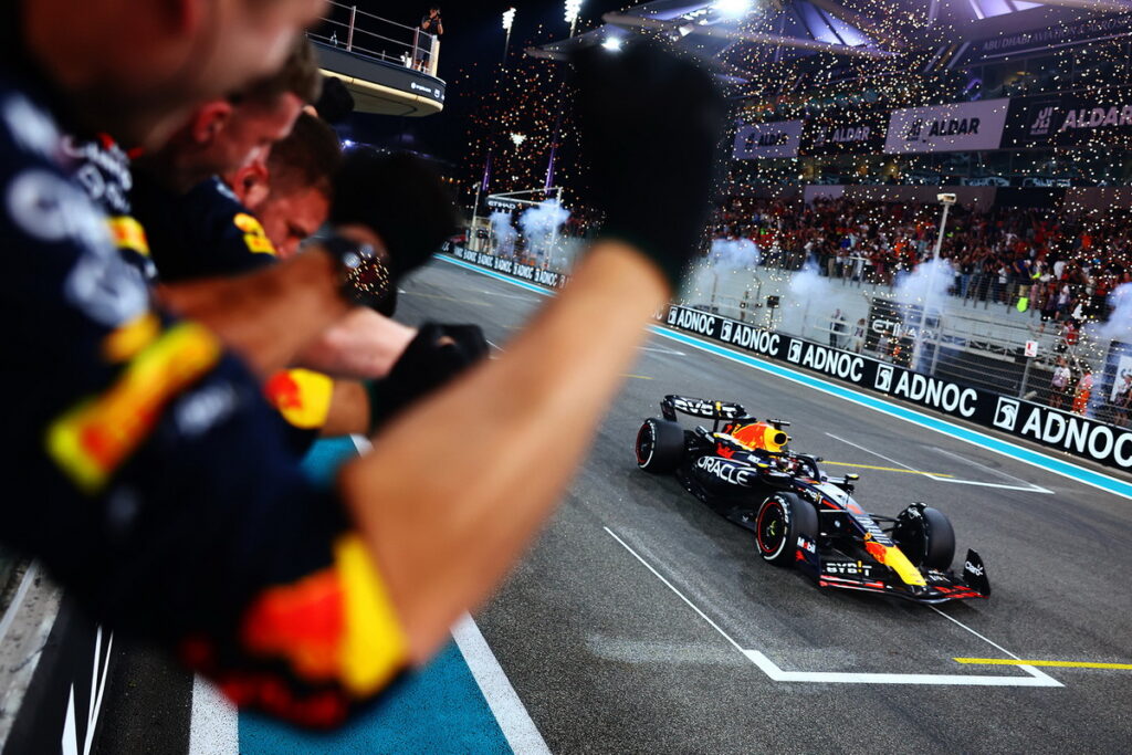 -Max Verstappen不僅在阿布達比大賽的亞斯碼頭賽道拿下三連霸，更創下史上第一位單季領先圈數破千的里程碑。(來源：Red Bull)