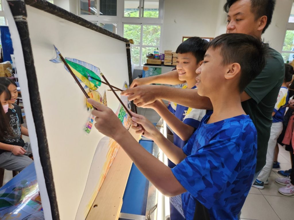 藝師讓每個小朋友有機會親自上台排練皮影戲。(圖/新竹美學生活館提供)