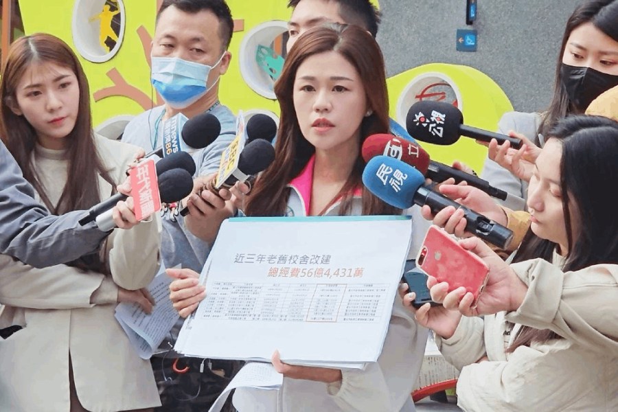 國小校舍牆裂發霉下磁磚雨 洪婉臻喊話蔣萬安「師生安全不容妥協」 217 照片來源:洪婉臻