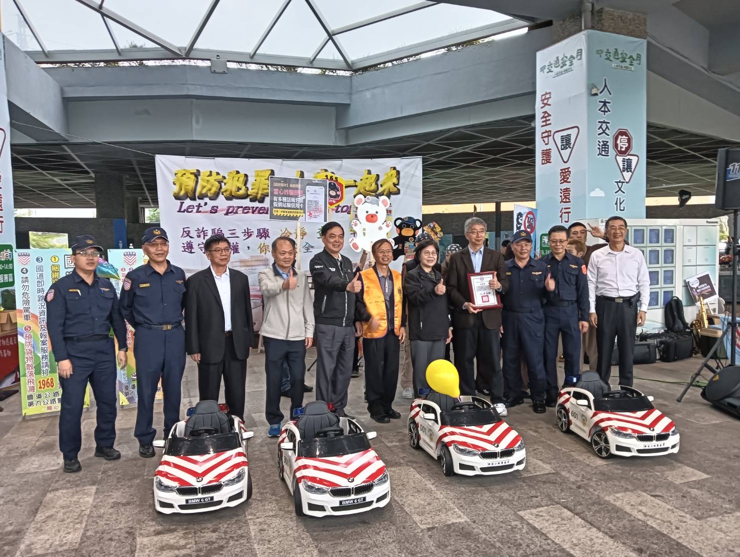 國道公路警察作反詐騙及交通安全宣導。（記者徐煜勝翻攝）