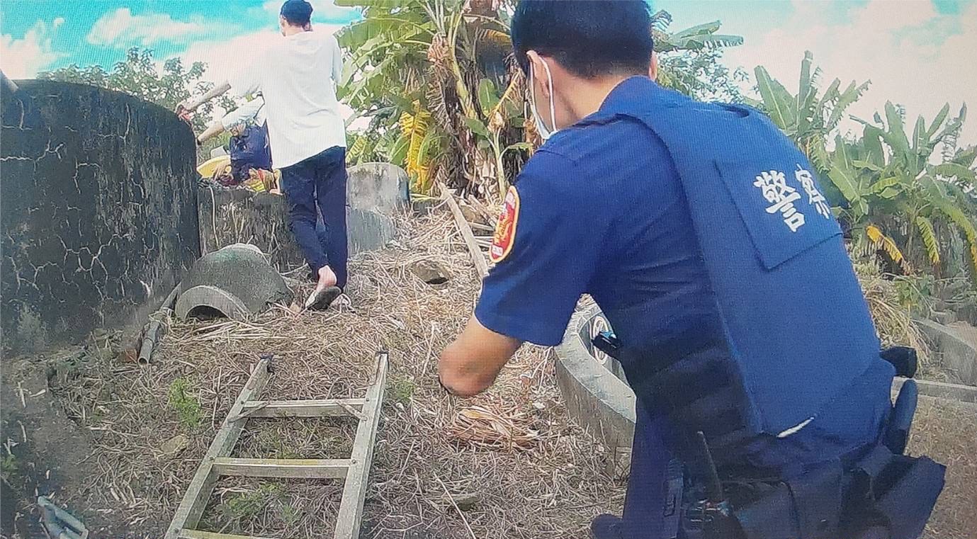 旗山老翁跌落水井 警消合力救援