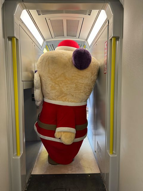 萌萌「桑塔熊」現身雪粼捷運列車 和旅客同遊新北歡樂耶誕城