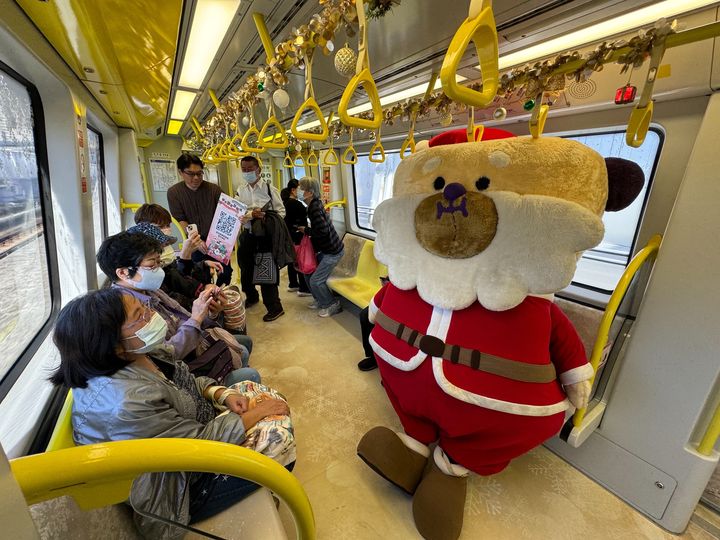 萌萌「桑塔熊」現身雪粼捷運列車 和旅客同遊新北歡樂耶誕城