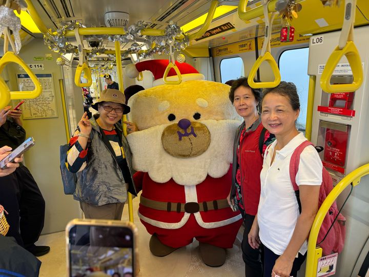 萌萌「桑塔熊」現身雪粼捷運列車 和旅客同遊新北歡樂耶誕城