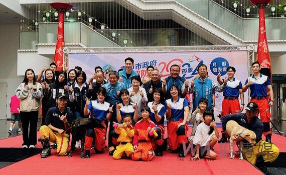 開箱「2024消防形象月曆」 台中市長盧秀燕揭曉13位猛男女力