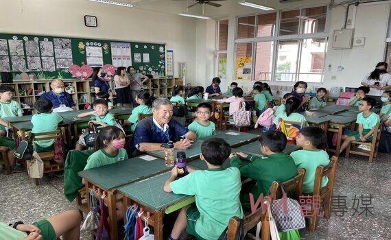 孩子與長者的交流饗宴!中市惠文國小志工爺爺奶奶入班說故事