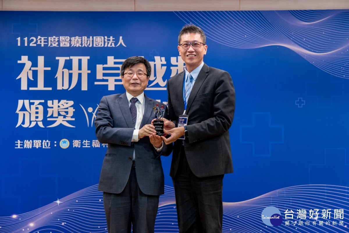彰基醫學中心洪富一處長(圖右)，代表醫院接受周志浩次長頒獎。圖／彰基醫院提供