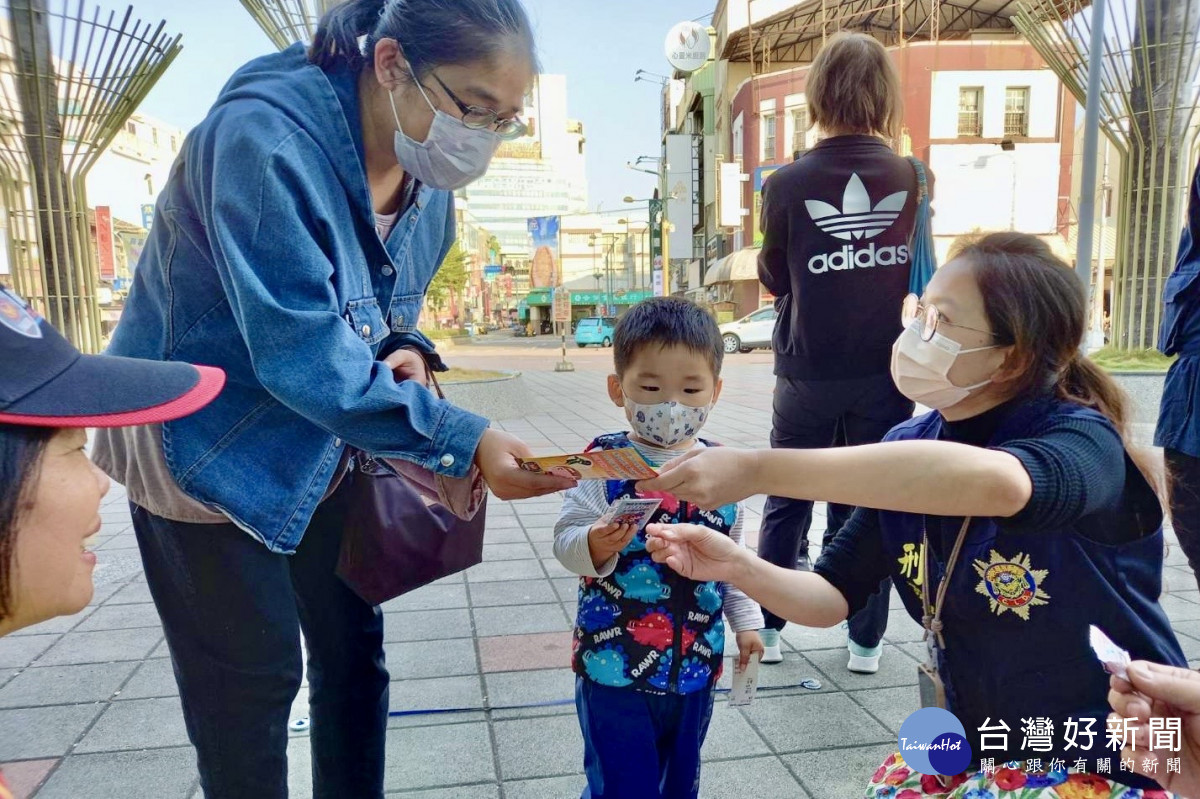 員林分局結合彰化縣政府交通處、彰化縣警察局刑事警察大隊及臺灣鐵路管理局等單位,在員林火車站前宣導「反詐騙」。圖/彰化縣警局提供