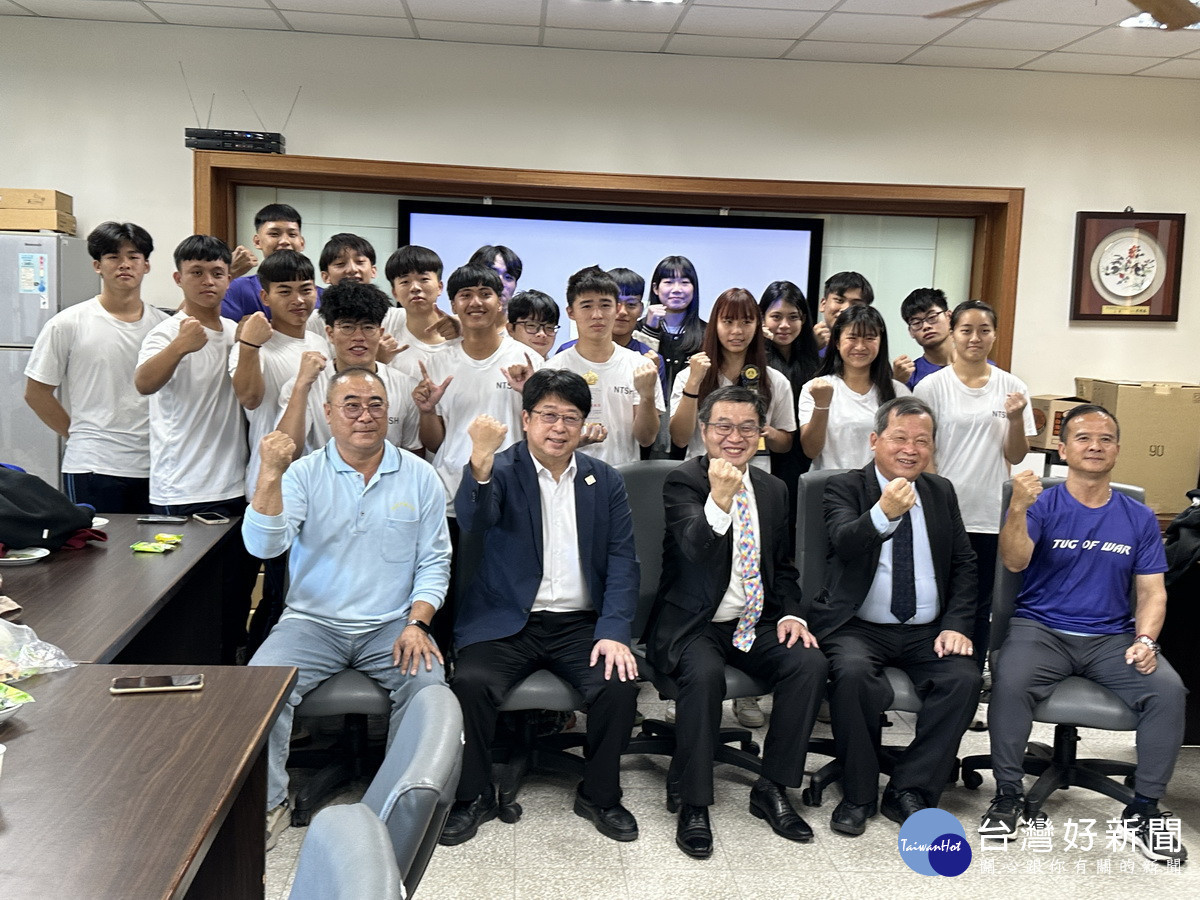 王副縣長說會與議會全力支持學校發展教育運動。（記者扶小萍攝）