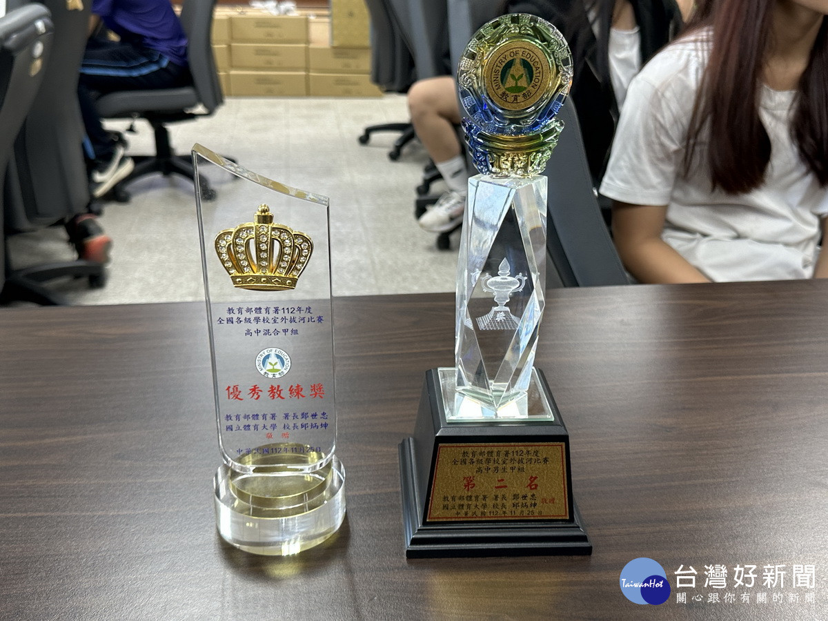 拔河隊又拿回冠亞軍獎盃及最佳教練獎。(記者扶小萍攝)
