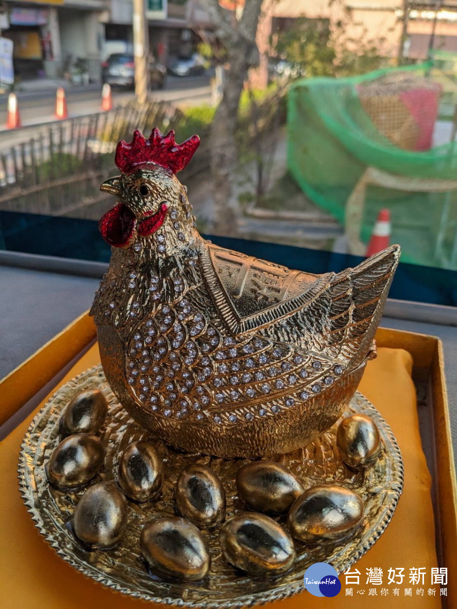 乘客可以摸金雞添財運。(參山風管處提供)