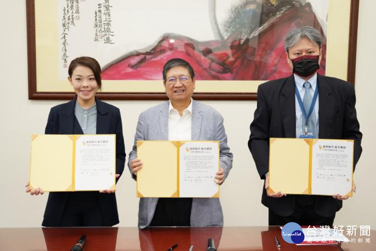 新竹市長高虹安(左起)、新竹縣長楊文科、台灣科學園區公會處長盧秉志