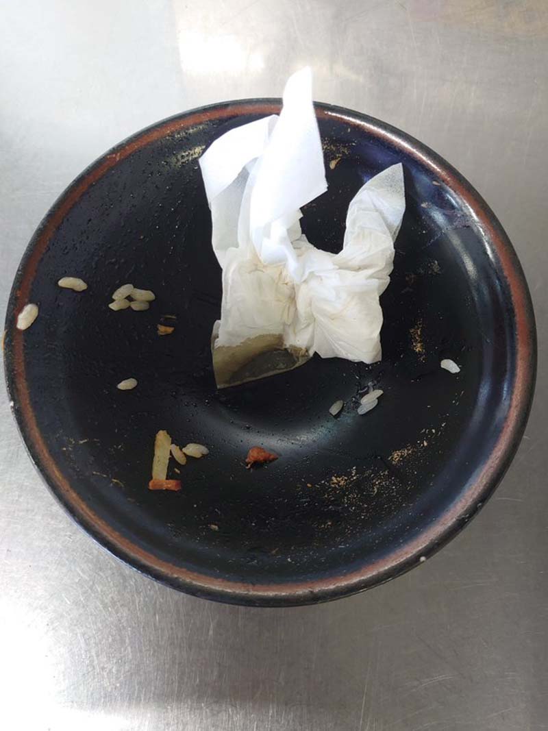 日本一間知名拉麵店近日Po文,指責顧客用餐後把用過的衛生紙留在碗裡,引發網友論戰。