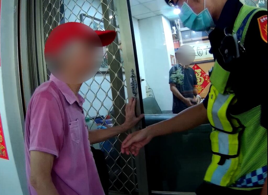▲圖說:員警將被通報協尋失蹤人口的周姓阿嬤帶回立德所照顧 (圖/台中市政府提供)
