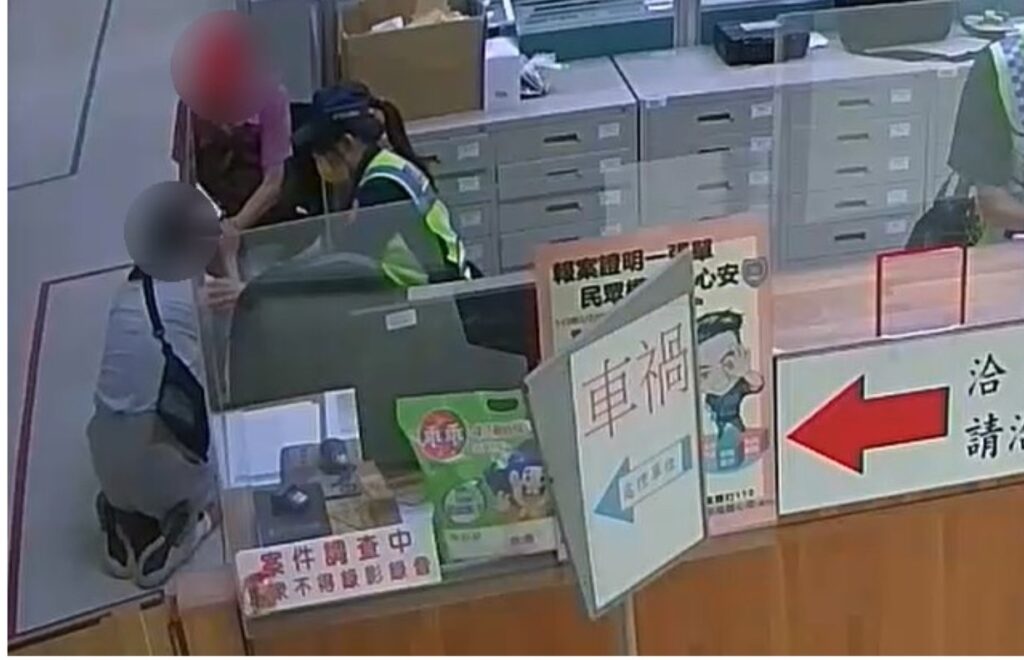 ▲圖說:孫女見到失蹤阿嬤平安無事坐在椅子上,激動跪到阿嬤面前暴哭 (圖/台中市政府提供)