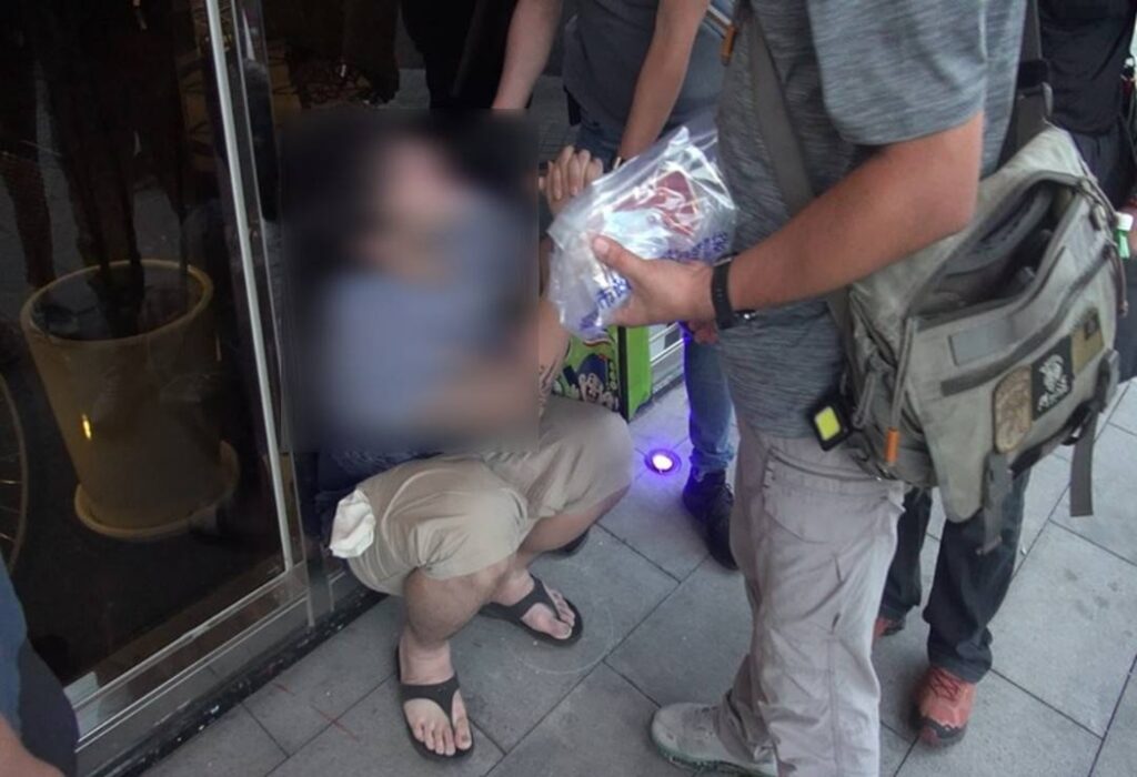 ▲圖說：張姓毒販眼見優勢警方上前查緝，一臉驚恐錯愕、雙腿發軟              （圖／台中市政府提供）