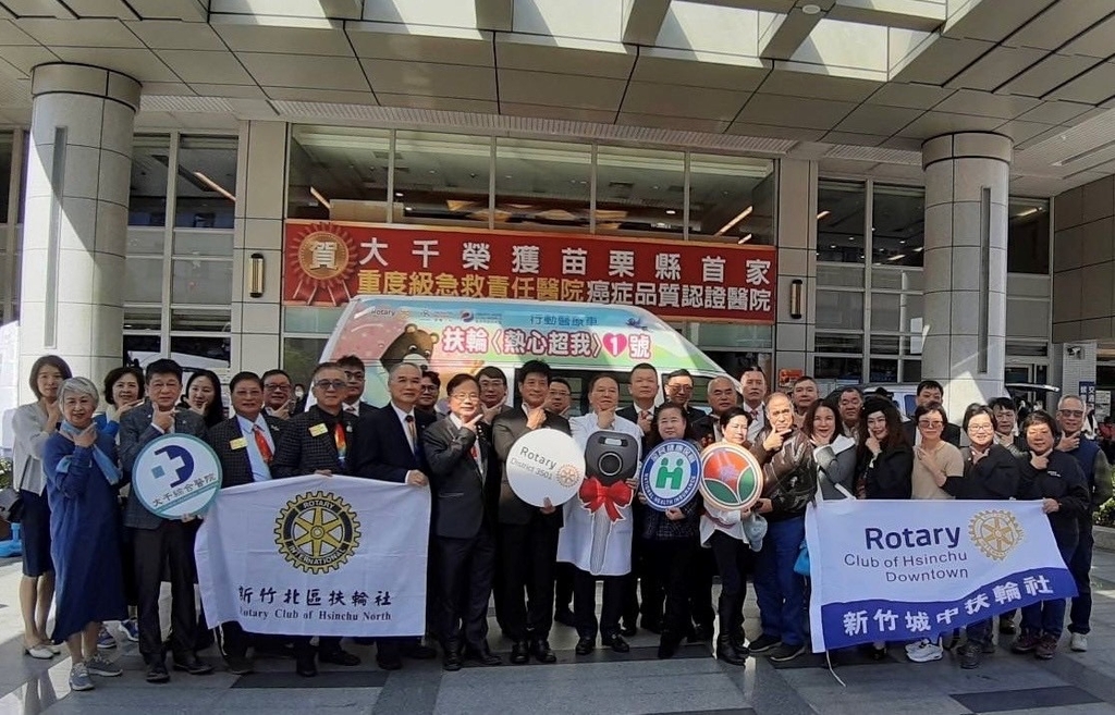 健保署媒合扶輪社捐贈泰安鄉醫療巡迴車大合照（圖：衛福部健保署）