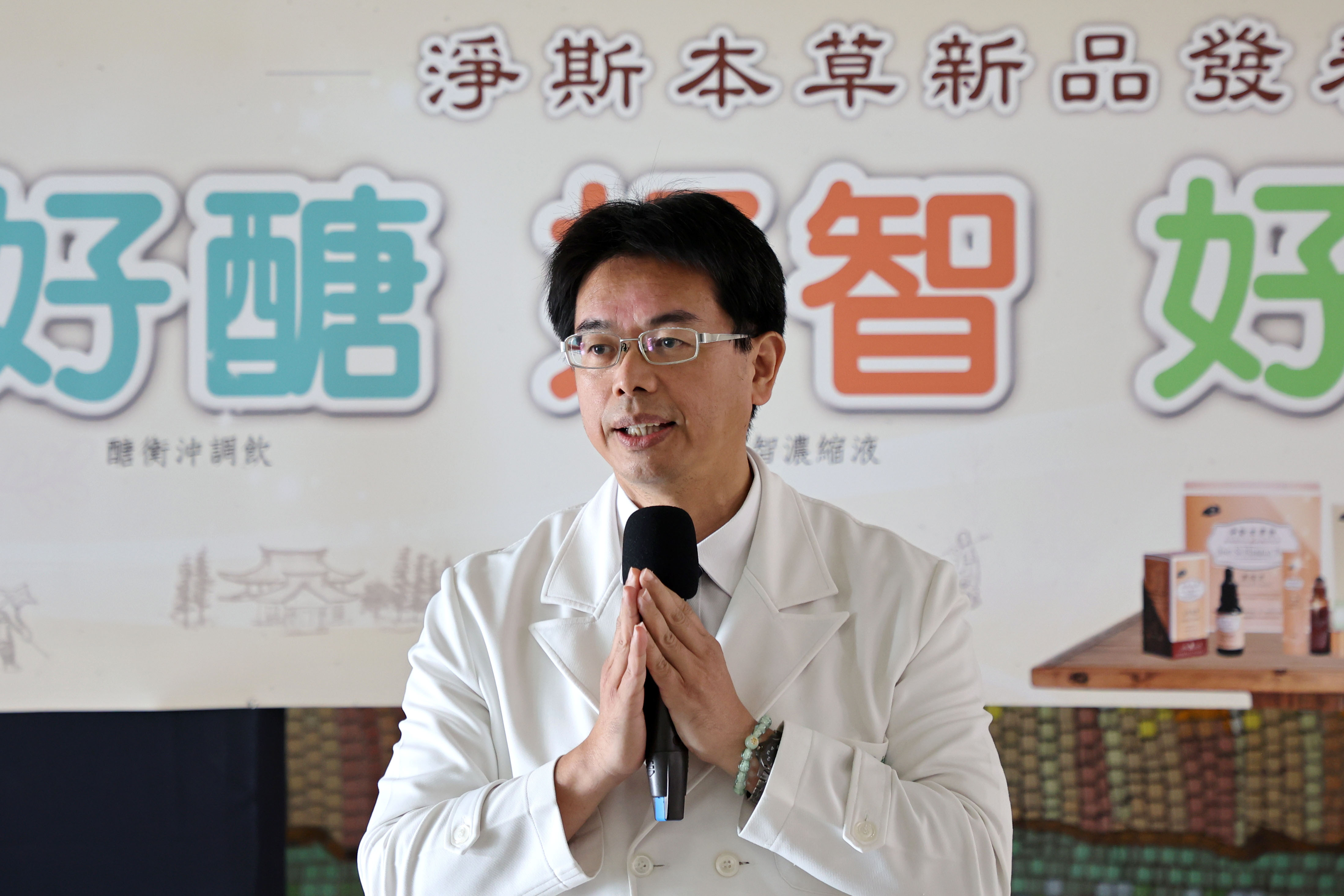 花蓮慈院何宗融中醫副院長表示,花蓮慈院長期致力於中西醫合療,積極創新研發治療策略及調養,期望透過本草系列研究,輔助臨床中西醫合療,照護病友身心。