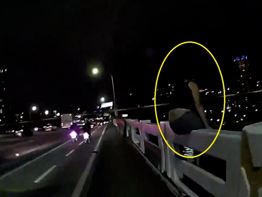 心情不好又和男友吵架 巡邏警攔忠孝橋跨欄厭世女 216 cnews204231128a09