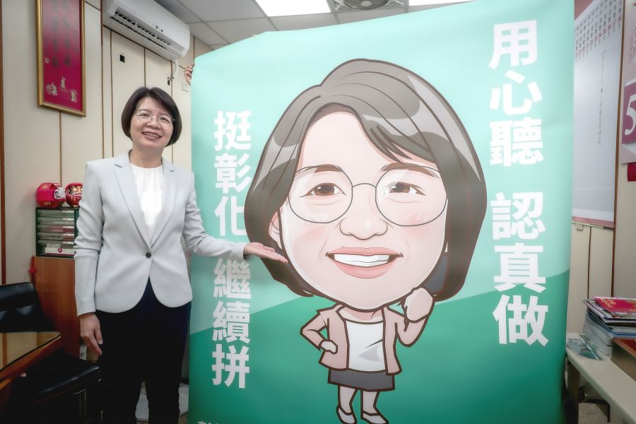 熱血插畫家無償為候選人畫Q圖 黃秀芳看到Q版畫像：很像、很可愛