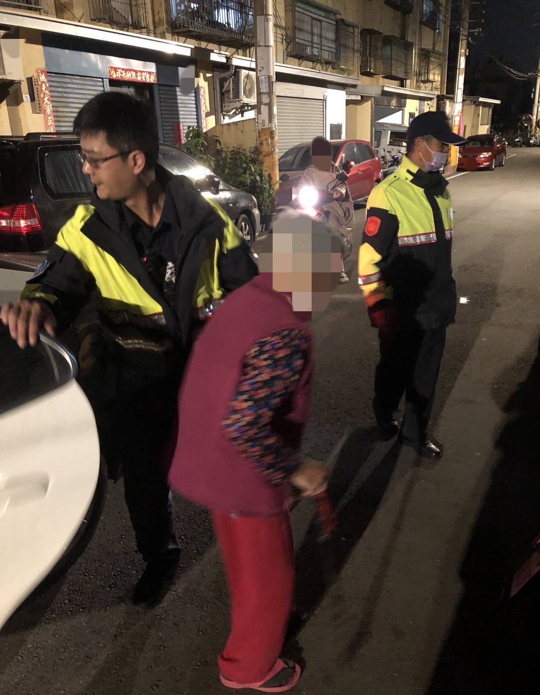 兒子不在家，員警考量近日晚間天氣轉冷，立即護送返家休息並暖心提醒老婦診所已休息，明早再前往施打疫苗。（圖/記者江雁武翻攝）