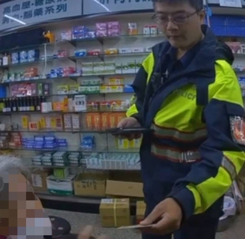81歲王姓婦人跑錯藥局打疫苗，報警尋求員警到場協助。（圖/記者江雁武翻攝）