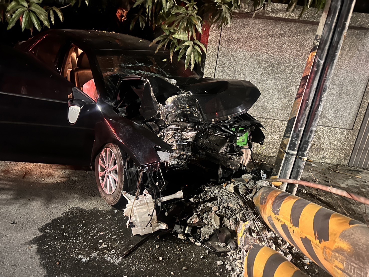 整條路都為你封了！「咖啡」男深夜自撞3根電桿 警：朝毒駕方向查辦
