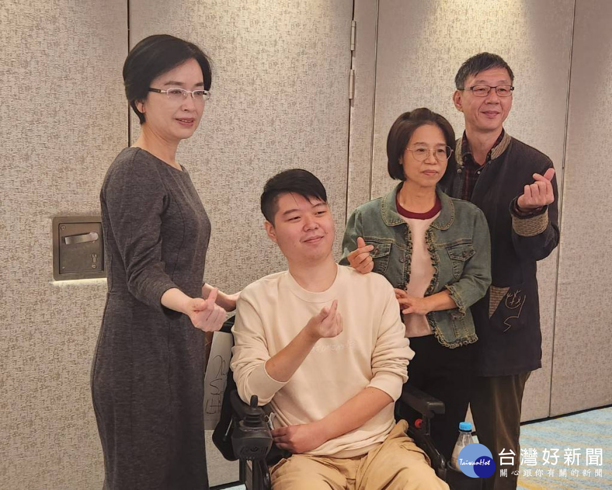罹患罕見疾病SMA的小周在周宜卿醫師及雙親陪同現身鼓勵病友。