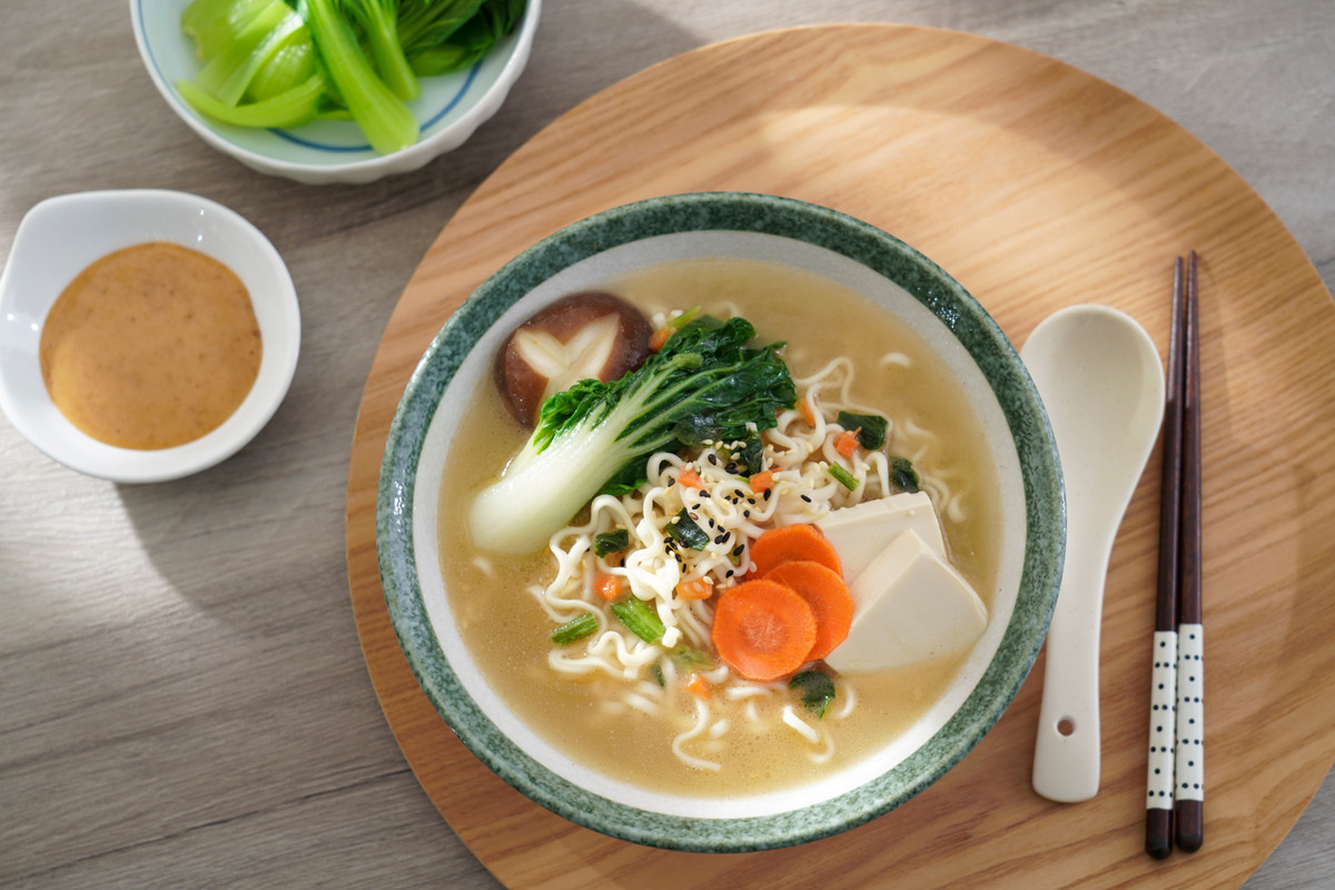 淨斯新推出南洋叻沙、泰式酸辣、野菜胡麻豆乳等三款「異國風」快煮麵。(圖/興霖五木提供)