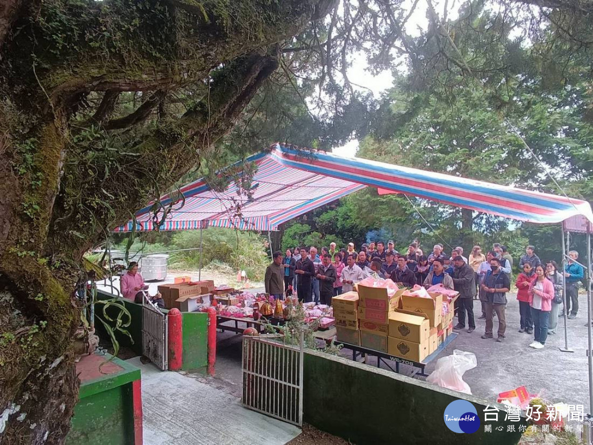 望鄉分站祭祀除神祇外，亦會祭祀林場作業犧牲的員工。（圖/南投分署提供）