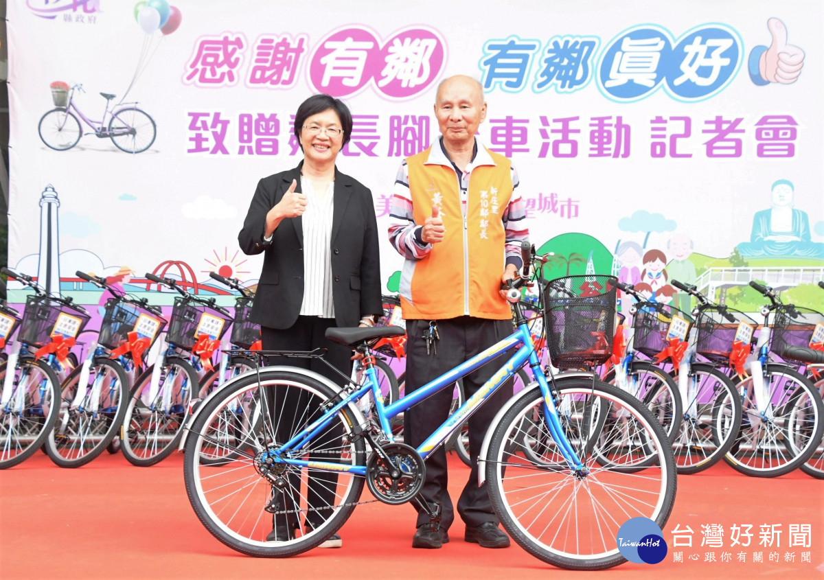 體恤基層鄰長辛勞,縣府致贈9215輛腳踏車代步。圖/記者鄧富珍攝