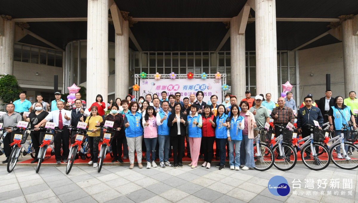 體恤基層鄰長辛勞,縣府致贈9215輛腳踏車代步。圖/記者鄧富珍攝