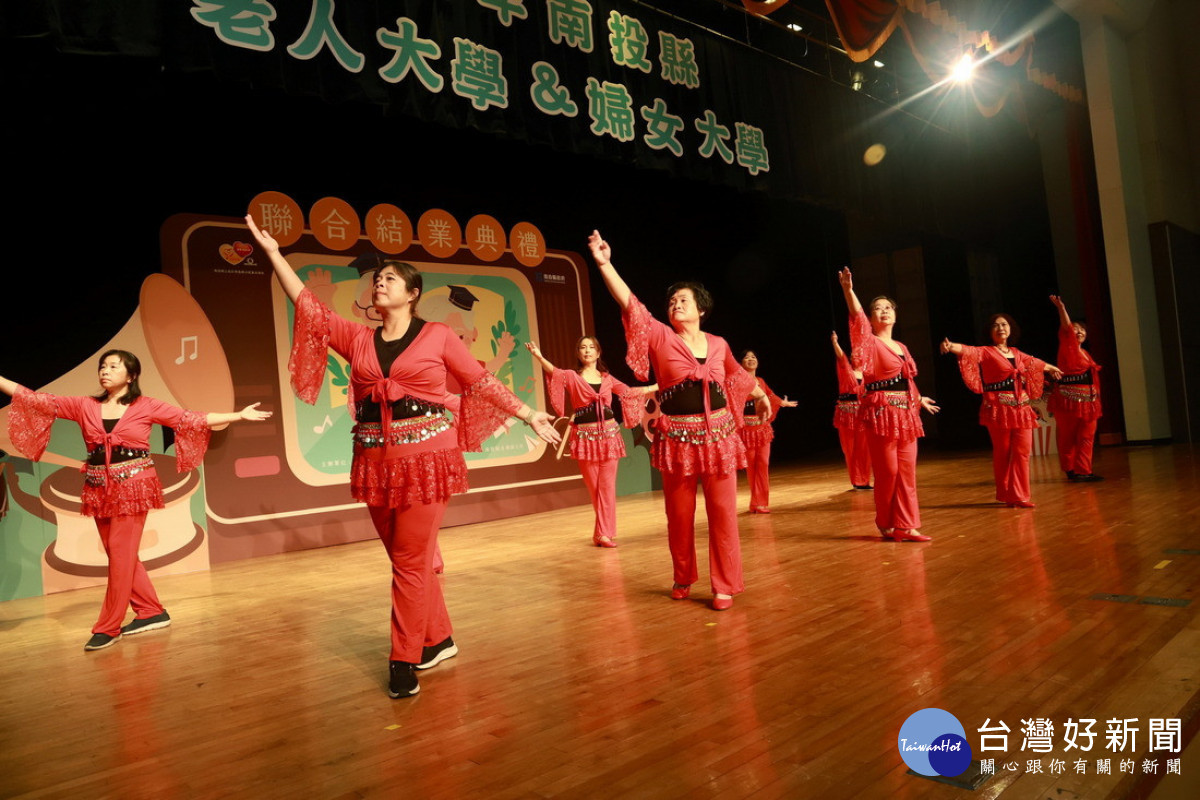 學員也表演才藝,展現學習成果。