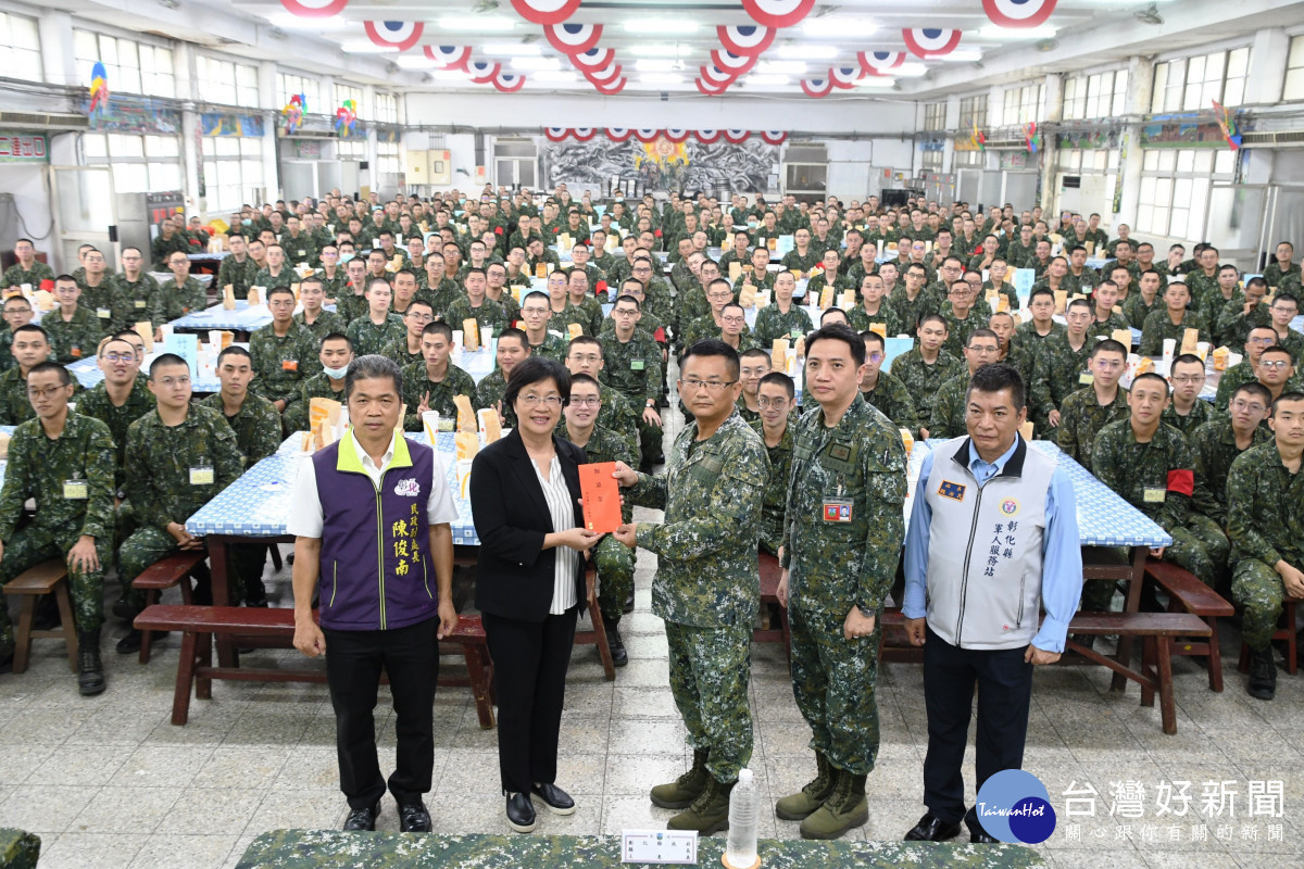 王惠美前往嘉義探視入營服役彰化子弟兵。圖/彰化縣政府提供