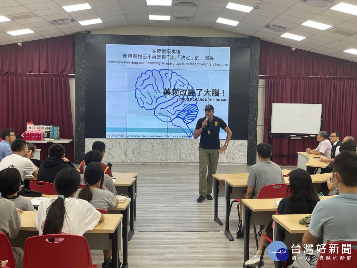 桃警少年隊及教育局學輔校安室為防範少年涉毒，號召學生加入反毒的行列。