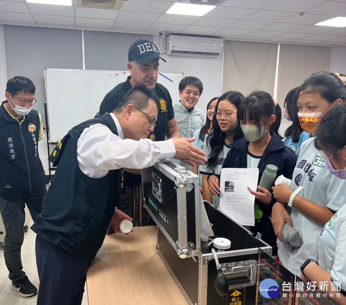 桃警少年隊及教育局學輔校安室為防範少年涉毒，號召學生加入反毒的行列。