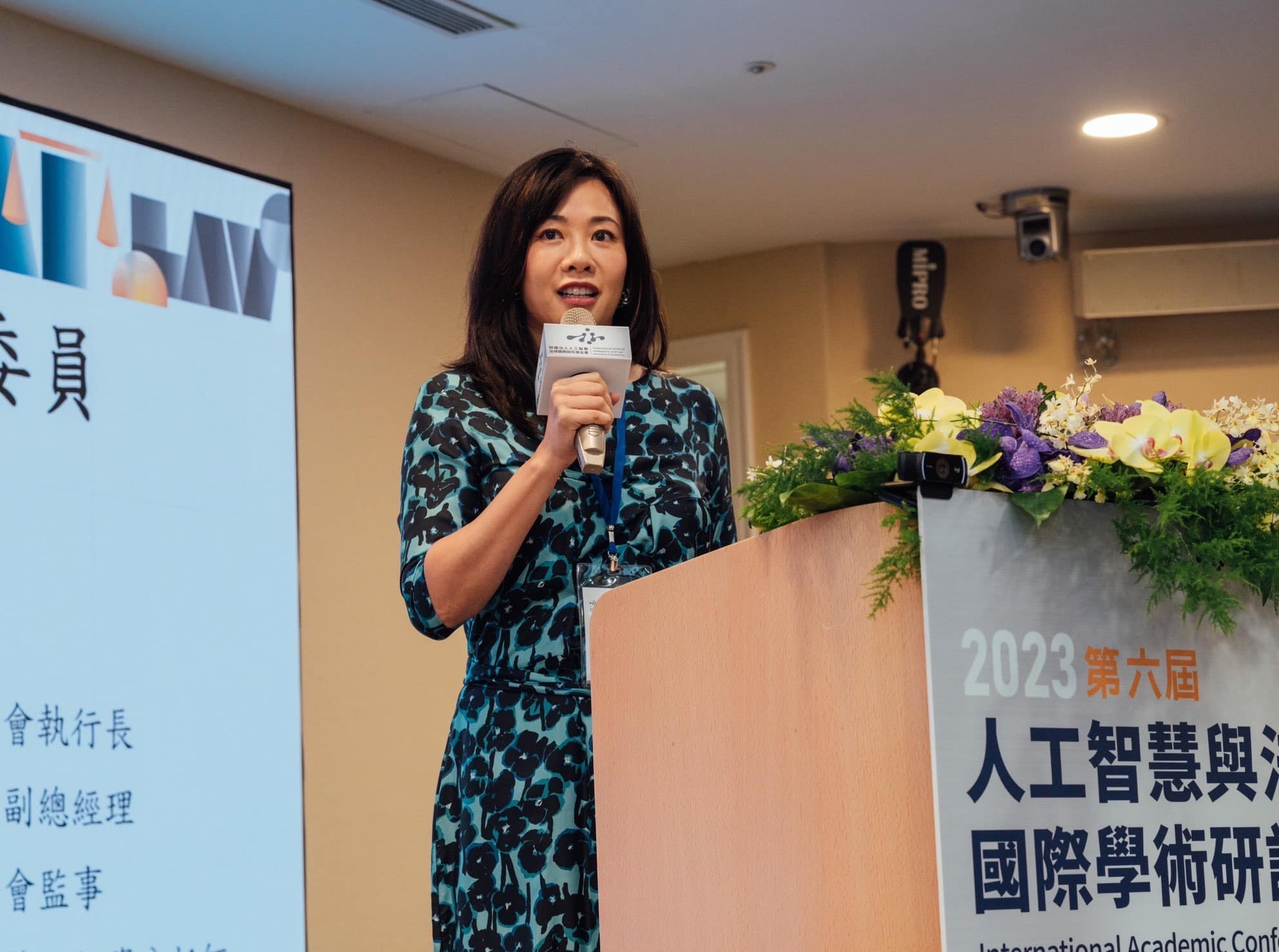 記者詢問是否秀出放棄美國籍證明,吳欣盈回「這是我和美國政府之間的事。」翻攝吳欣盈臉書