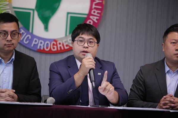 律師黃帝穎(中)。民進黨提供